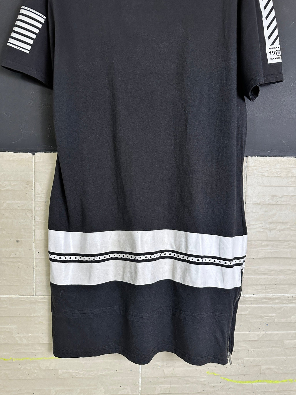 Alcott Graphic Longline T-shirt Medium - Funkify