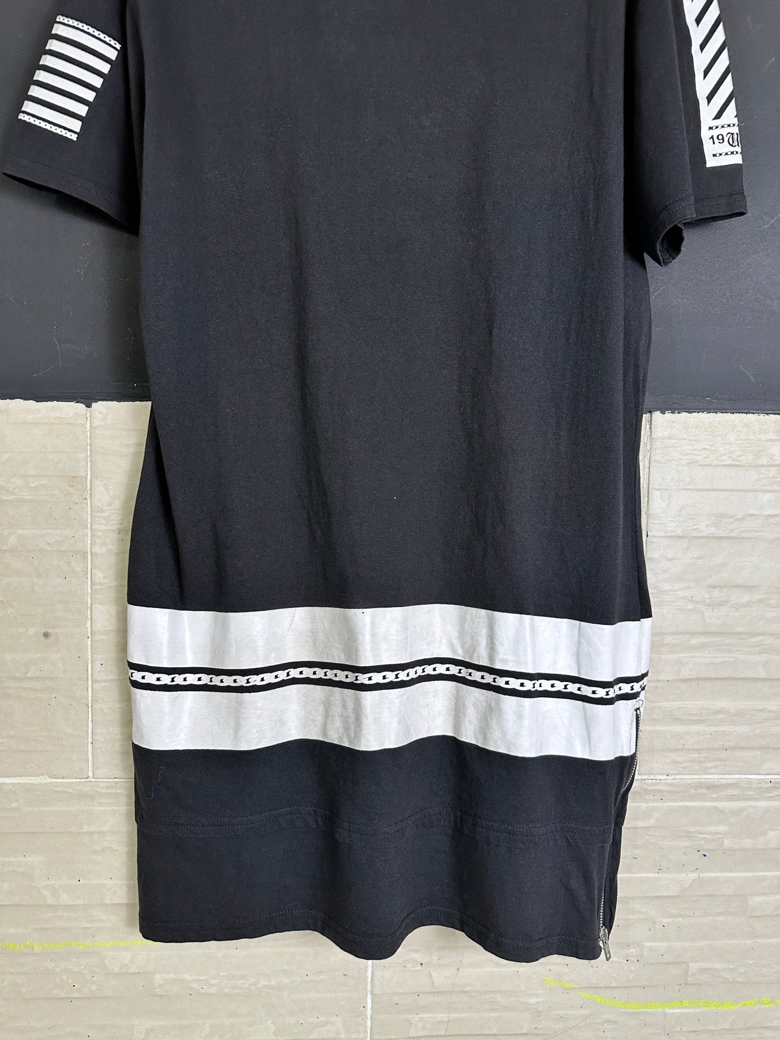 Alcott Graphic Longline T-shirt Medium - Funkify