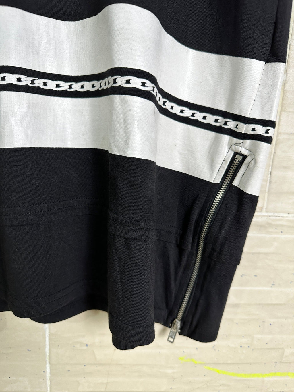 Alcott Graphic Longline T-shirt Medium - Funkify