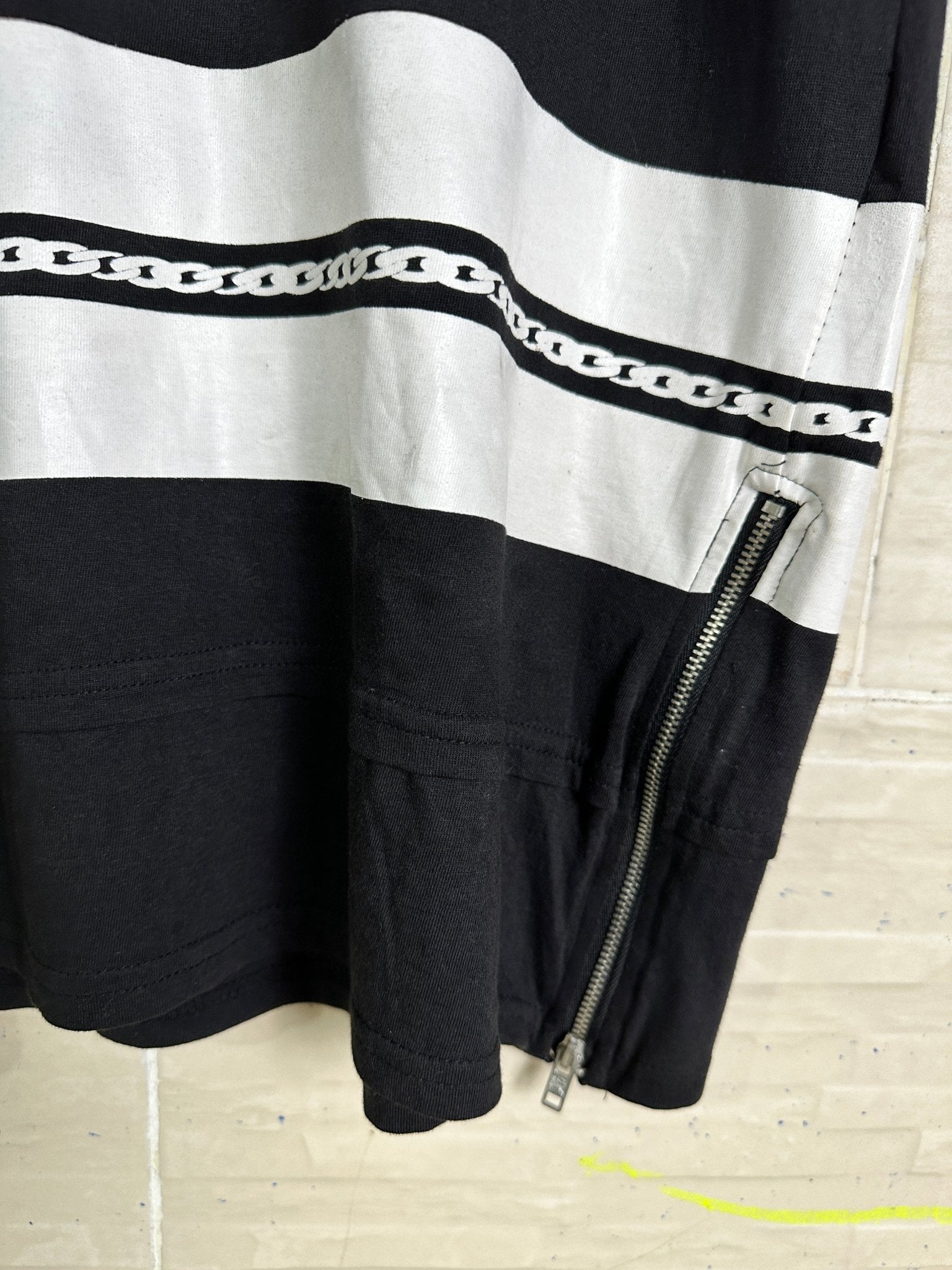 Alcott Graphic Longline T-shirt Medium - Funkify