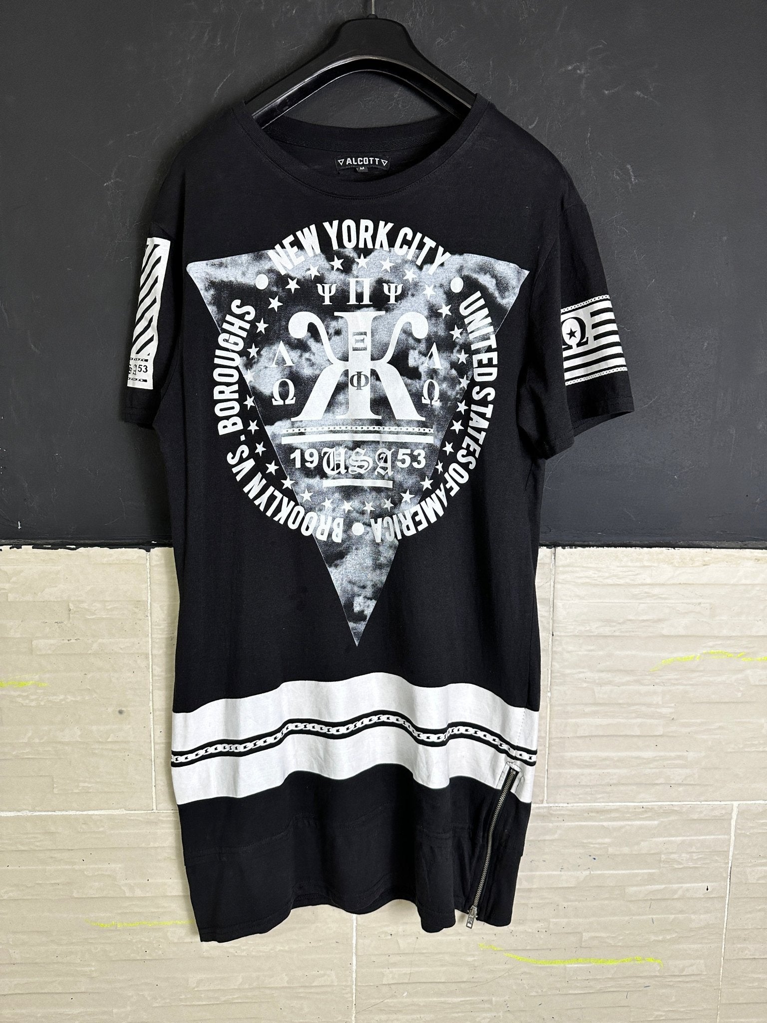 Alcott Graphic Longline T-shirt Medium - Funkify