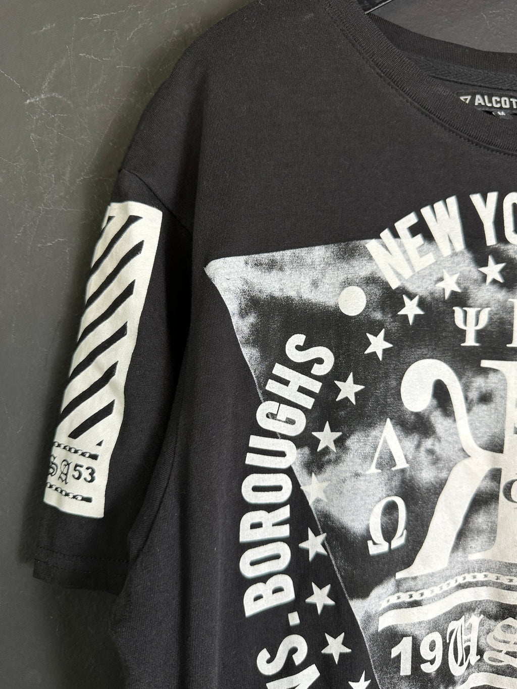 Alcott Graphic Longline T-shirt Medium - Funkify