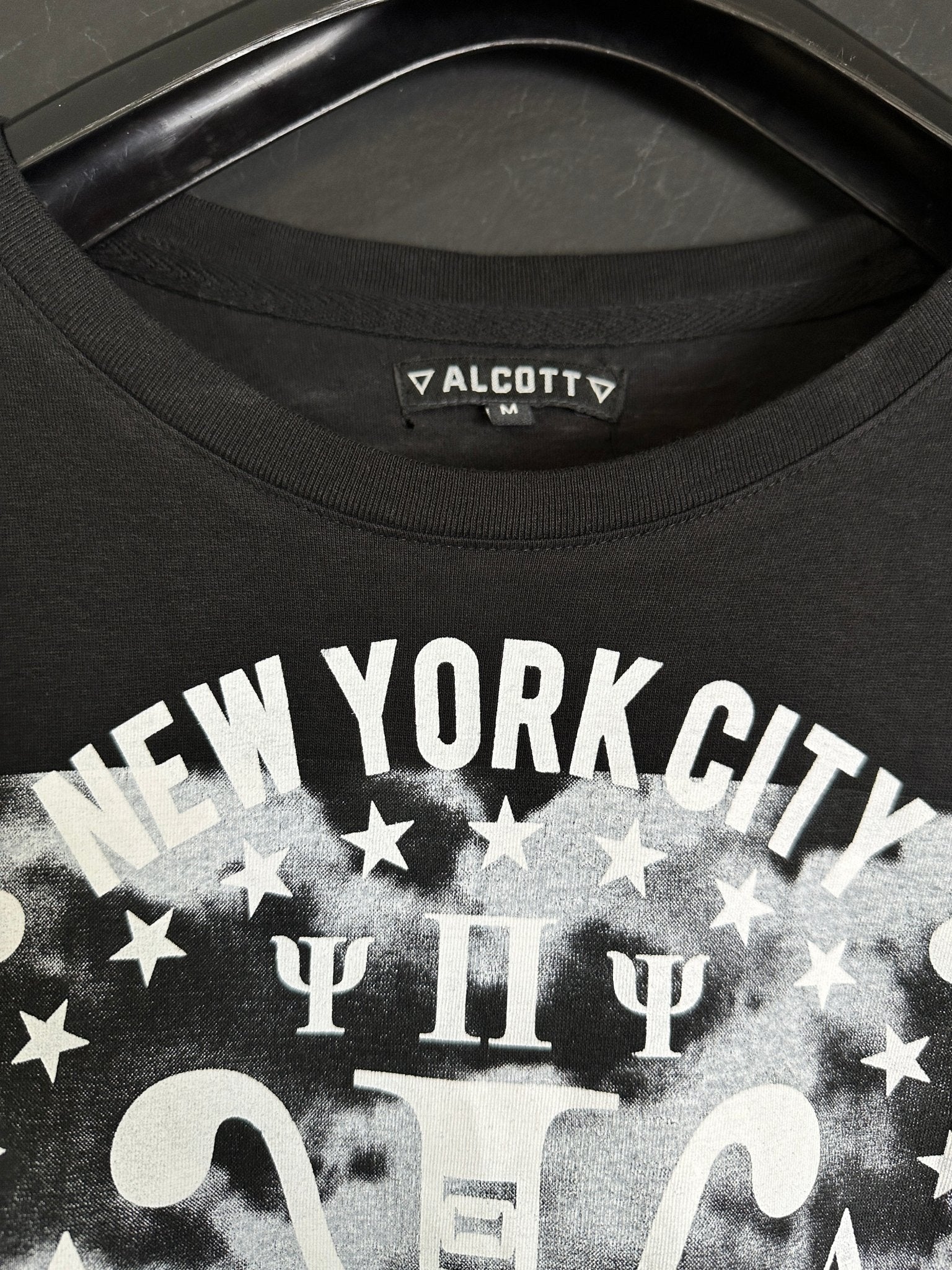 Alcott Graphic Longline T-shirt Medium - Funkify