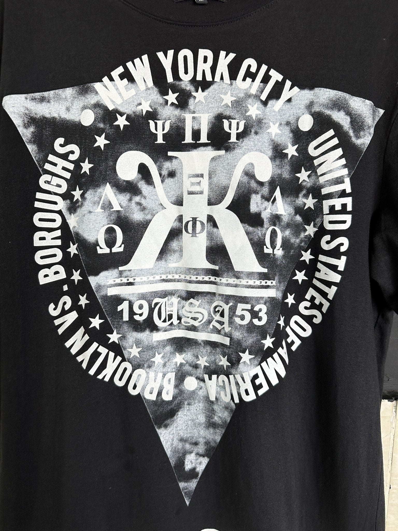 Alcott Graphic Longline T-shirt Medium - Funkify