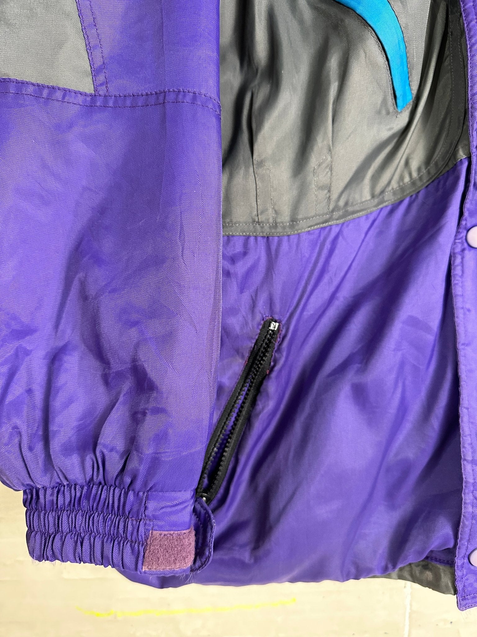 Vintage Ski Jacket with foldable hood - Funkify