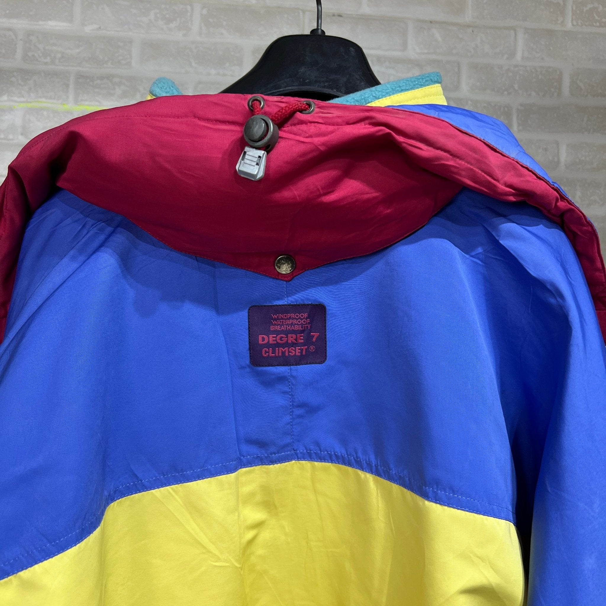 Vintage 7 Degree Ski Jacket with Foldable Hood - Funkify