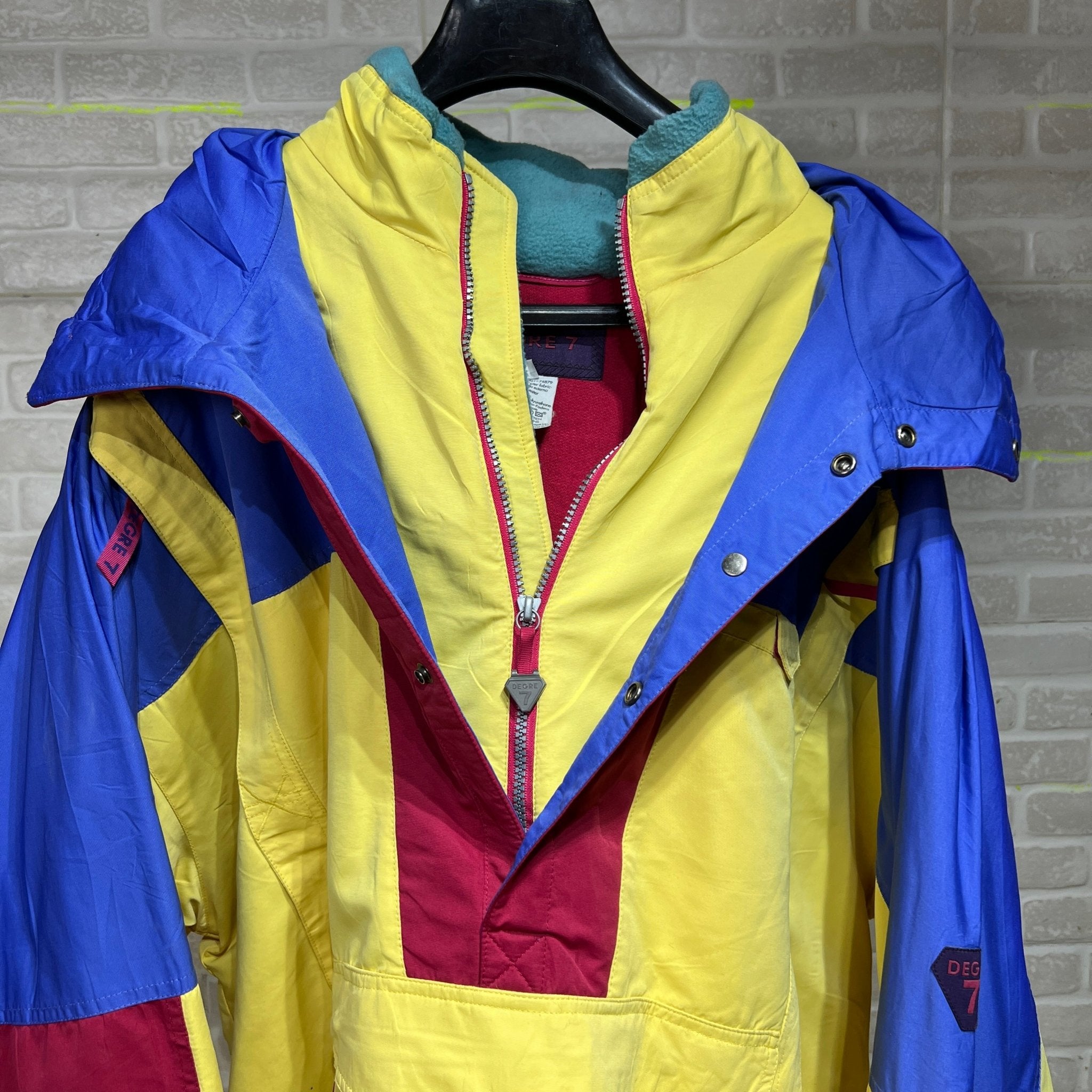 Vintage 7 Degree Ski Jacket with Foldable Hood - Funkify